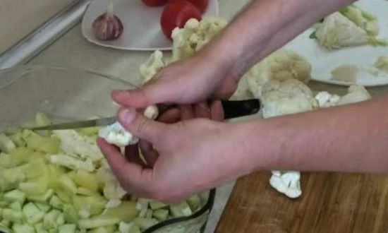 нарезаем цветную капусту в миску