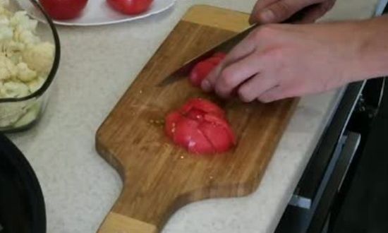измельчаем помидоры, добавляем в сковороду