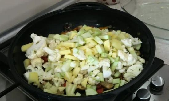 добавляем овощи в сковороду
