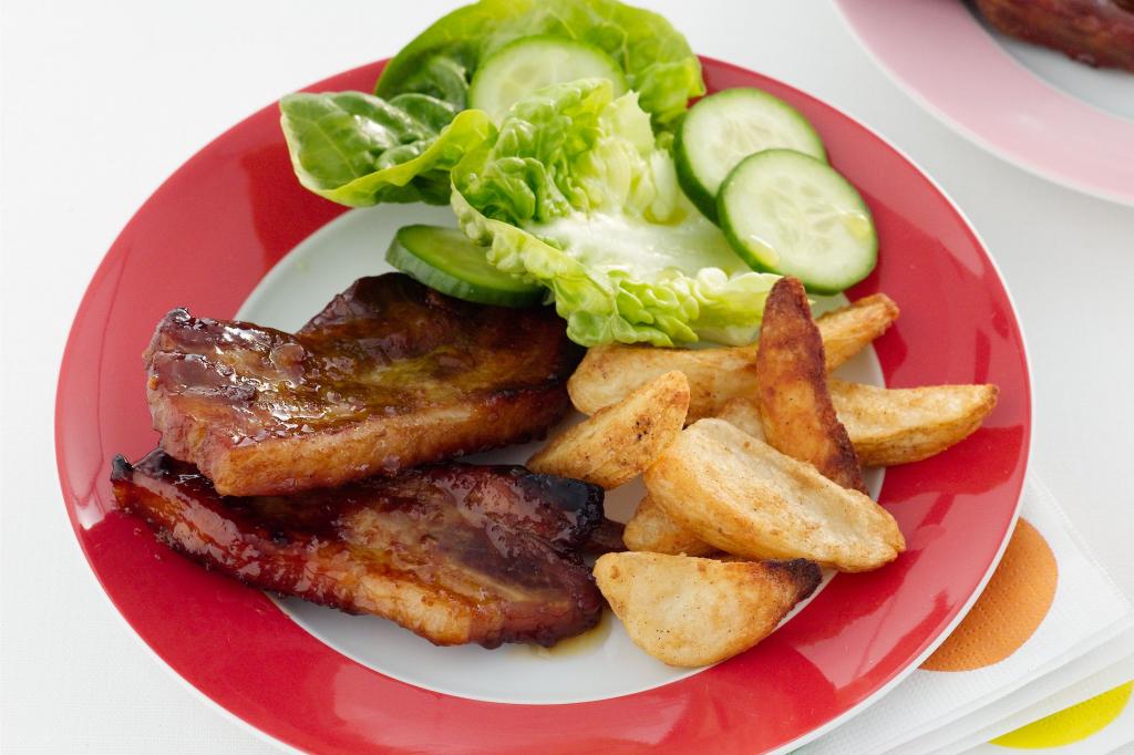 Маринованные ребрышки с картофелем и гарниром