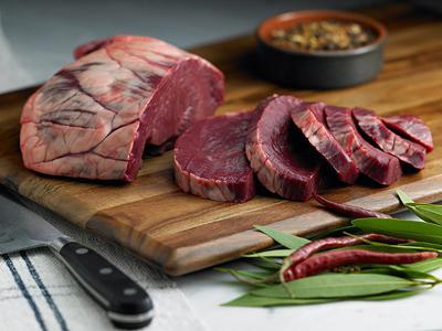 салат с говяжьим сердцем и солеными огурцами