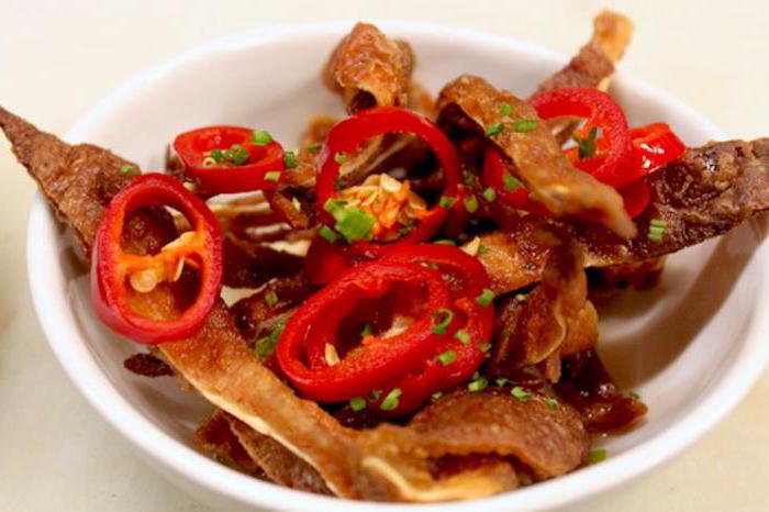 вкусное блюдо свиных ушей