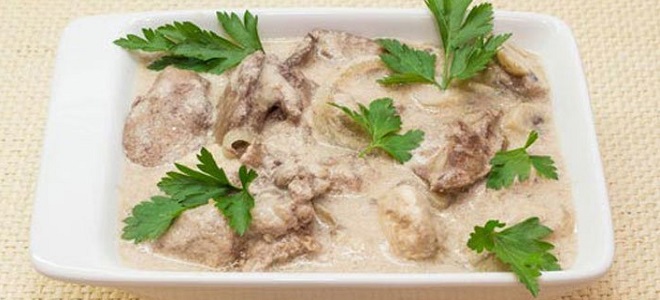 подлива из свинины на сковороде со сметаной
