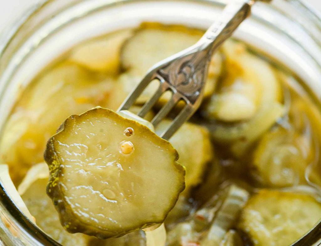 тушеная картошка с солеными огурцами и мясом