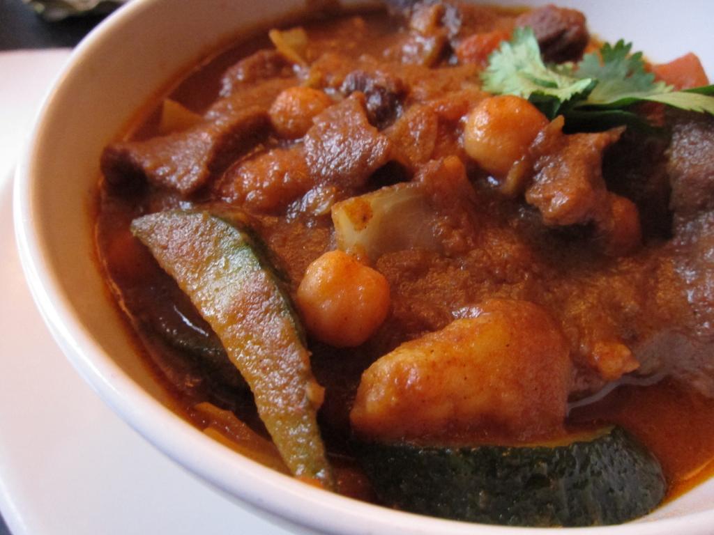 картофель тушеный с мясом и солеными огурцами