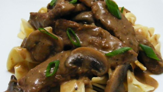 тушеное мясо говядины с солеными огурцами