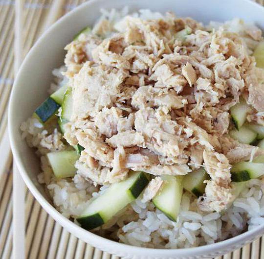 салат с сайрой и рисом и яйцом