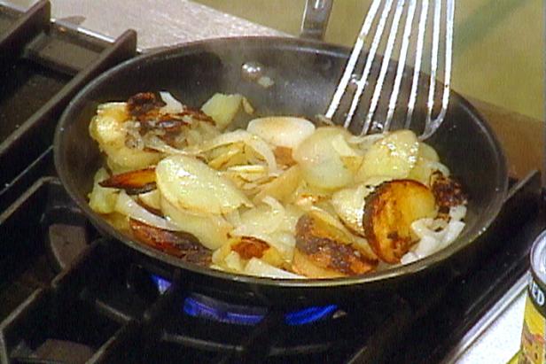 Жареный картофель с луком