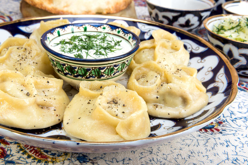 сочные манты с соусом
