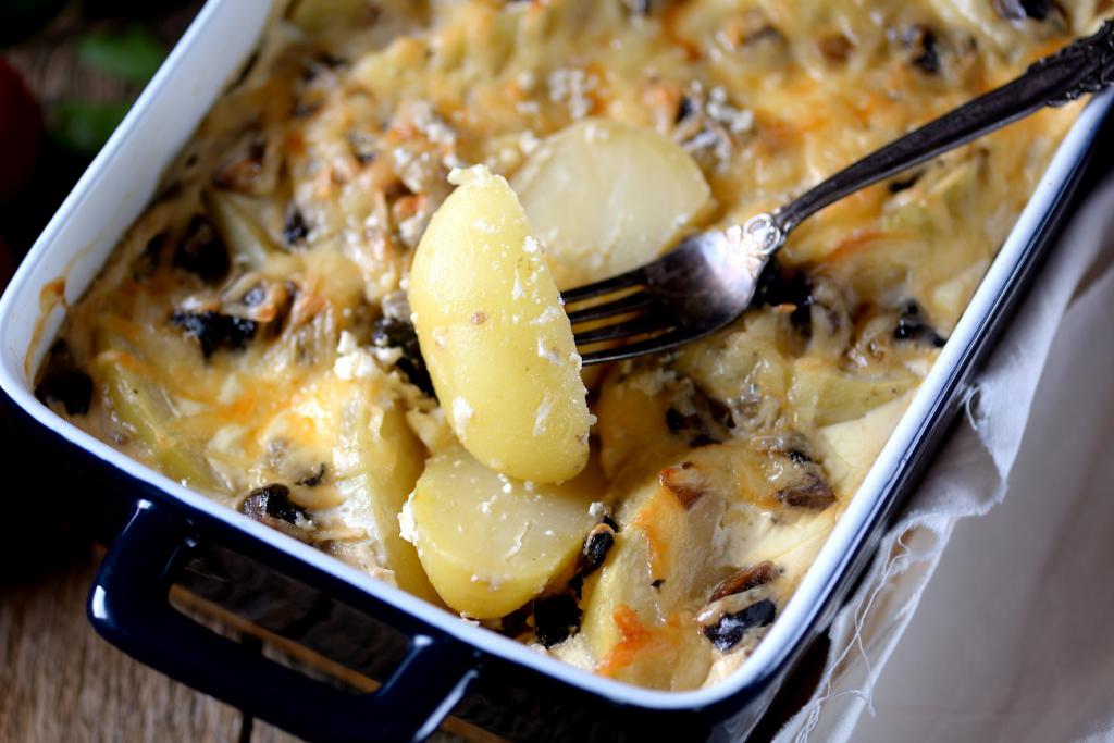 Шампиньоны в духовке с картошкой и сметаной
