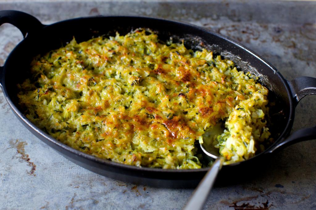 блюдо с рисом, сыром и кабачками