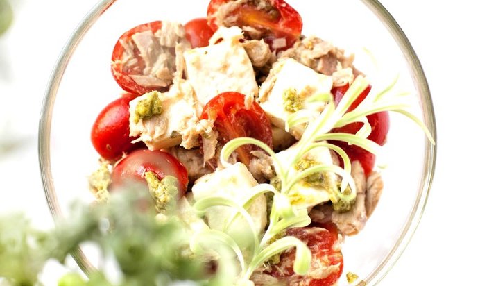 Салат с тунцом, адыгейским сыром и соусом "Песто"
