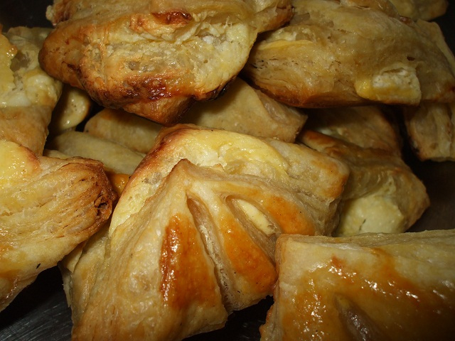 слоеные булочки с сыром