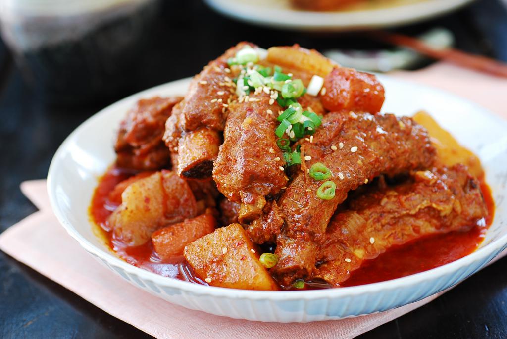 Рагу со свиными ребрами и картошкой