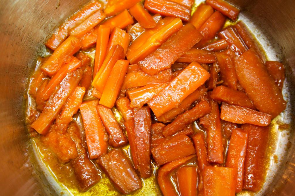 тушение моркови в кастрюле