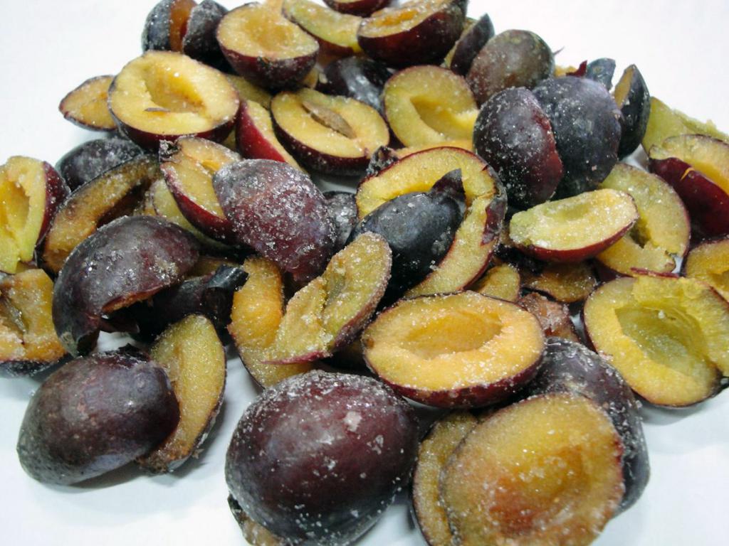 Сливы половинками