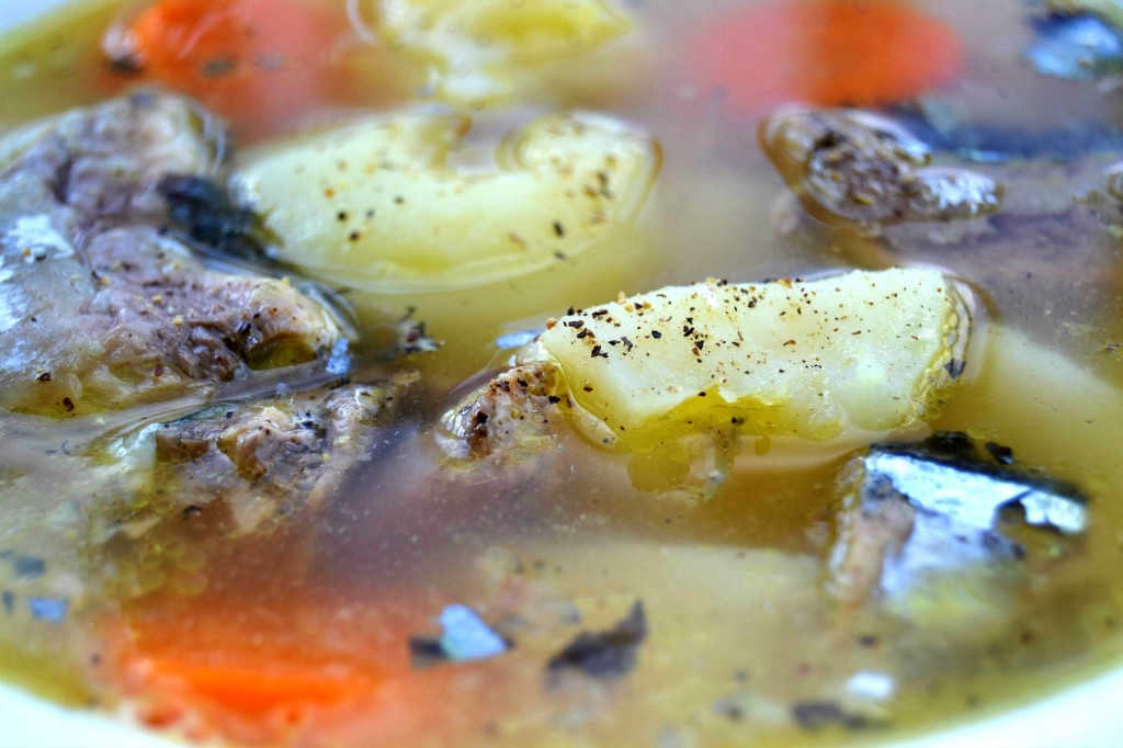 уха с рисом и картофелем с консервами