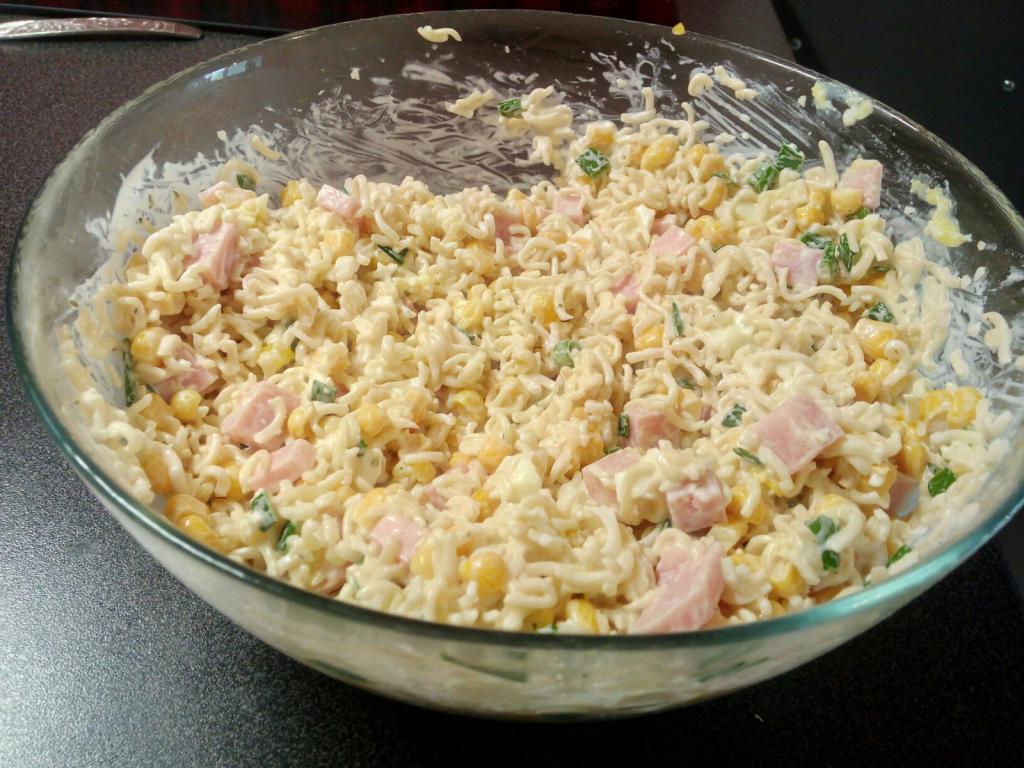салат с лапшой доширак