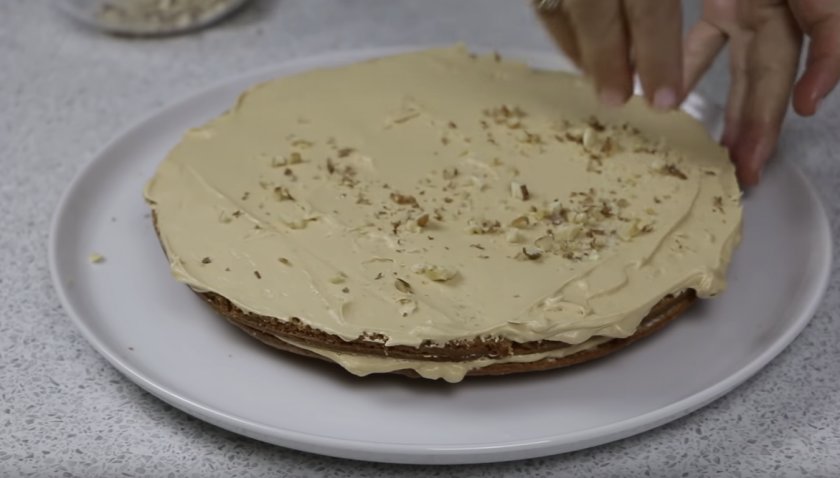 Торт бисквитный «Ореховый бум» с грецкими орехами и вареной сгущёнкой 