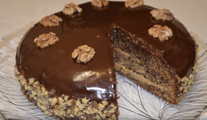 Шоколадный торт с орехами и вареной сгущёнкой 