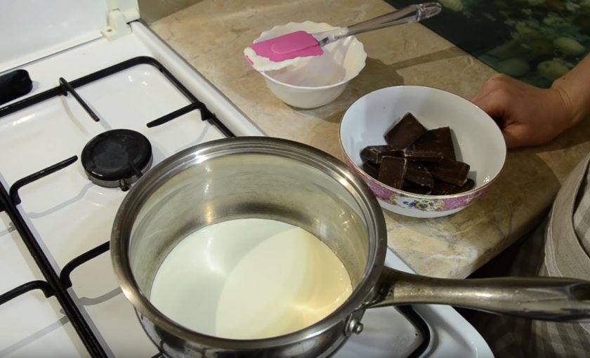 Шоколадный торт с орехами и вареной сгущёнкой 