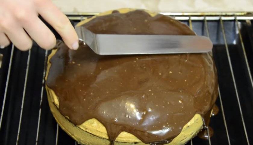 Шоколадный торт с орехами и вареной сгущёнкой 