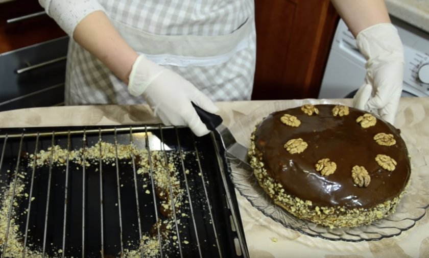 Шоколадный торт с орехами и вареной сгущёнкой 