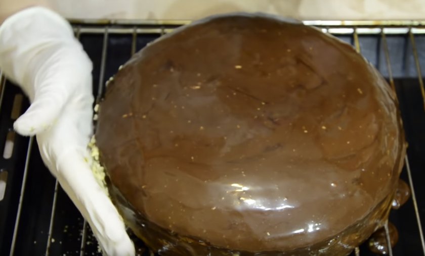 Шоколадный торт с орехами и вареной сгущёнкой 