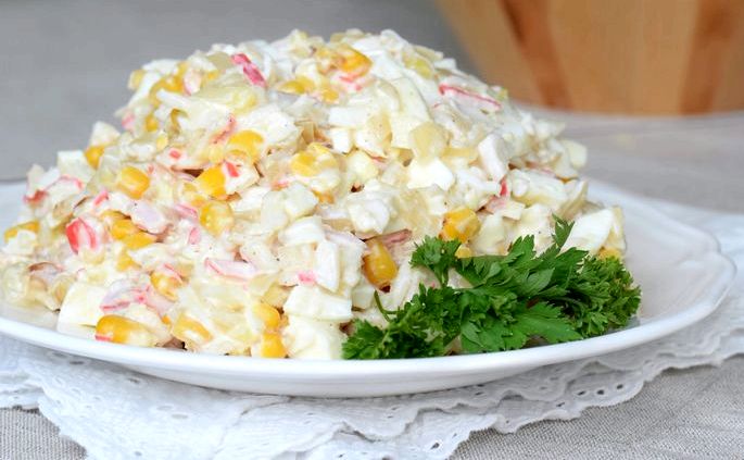 Как приготовить салат из крабовых палочек и кукурузы пекинской капусты