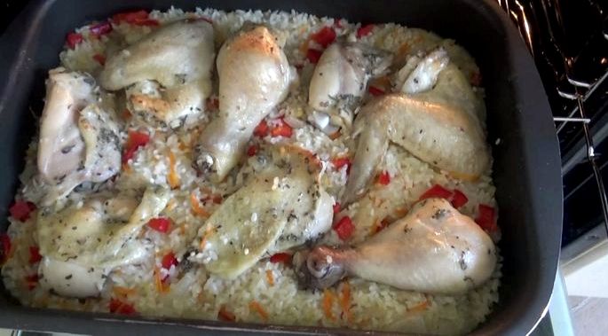 Курица запеченная с рисом в духовке мисочке смешивается паприка, соль, масло