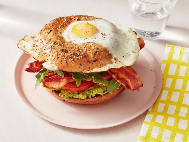 Фотография блюда - Калифорнийский BLT сэндвич «Яйцо в лунке»