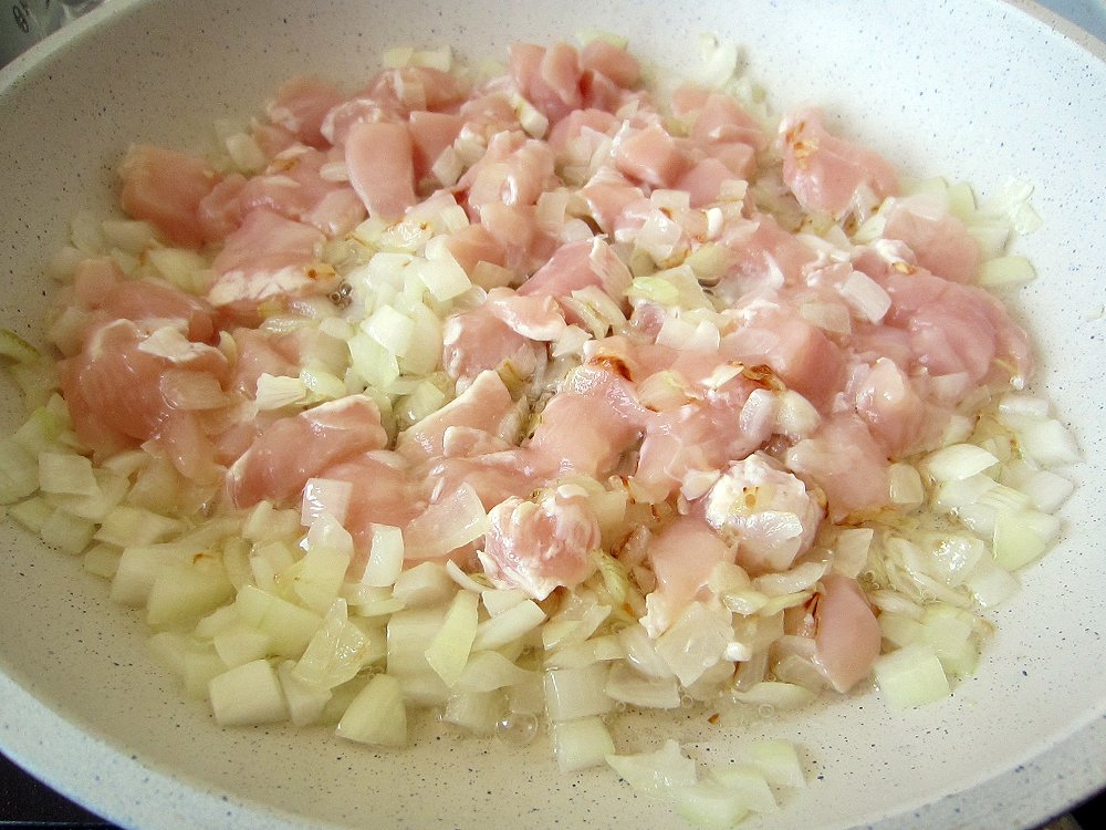 отправляем курицу на сковороду добавляем курицу