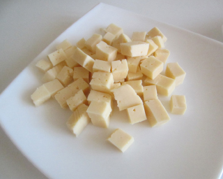 нарезаем сыр режем сыр