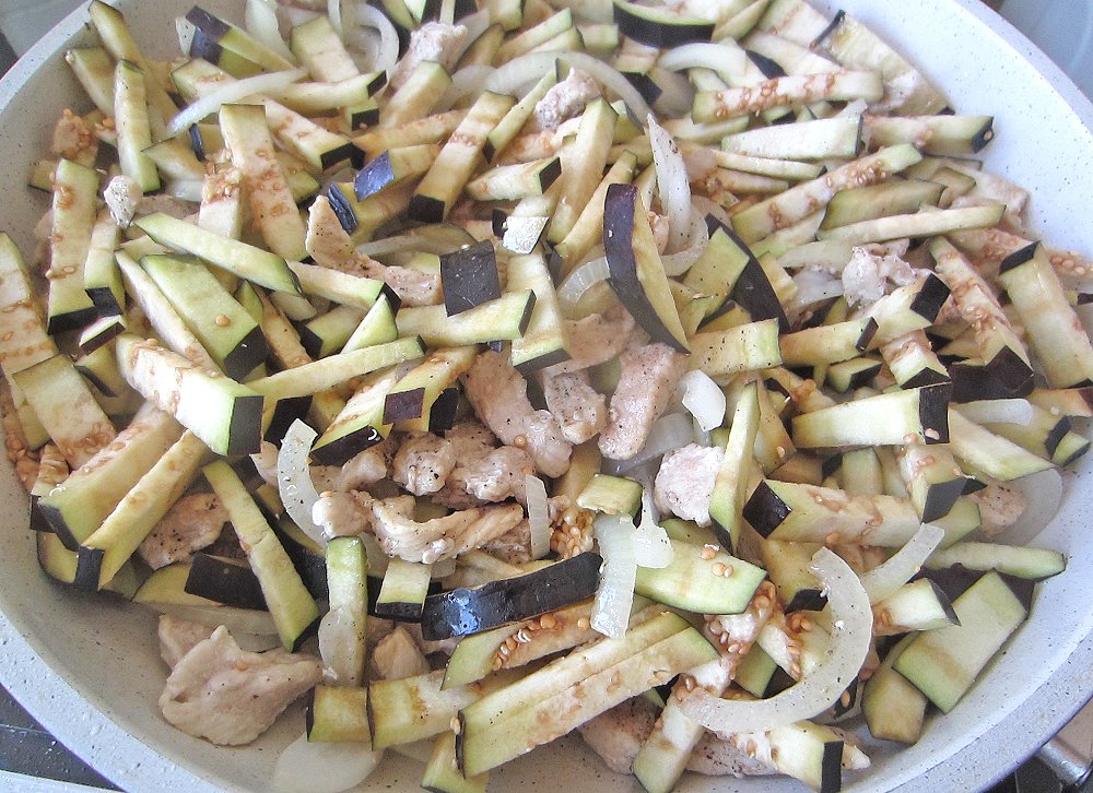 обжарим баклажаны с мясом обжариваем баклажаны