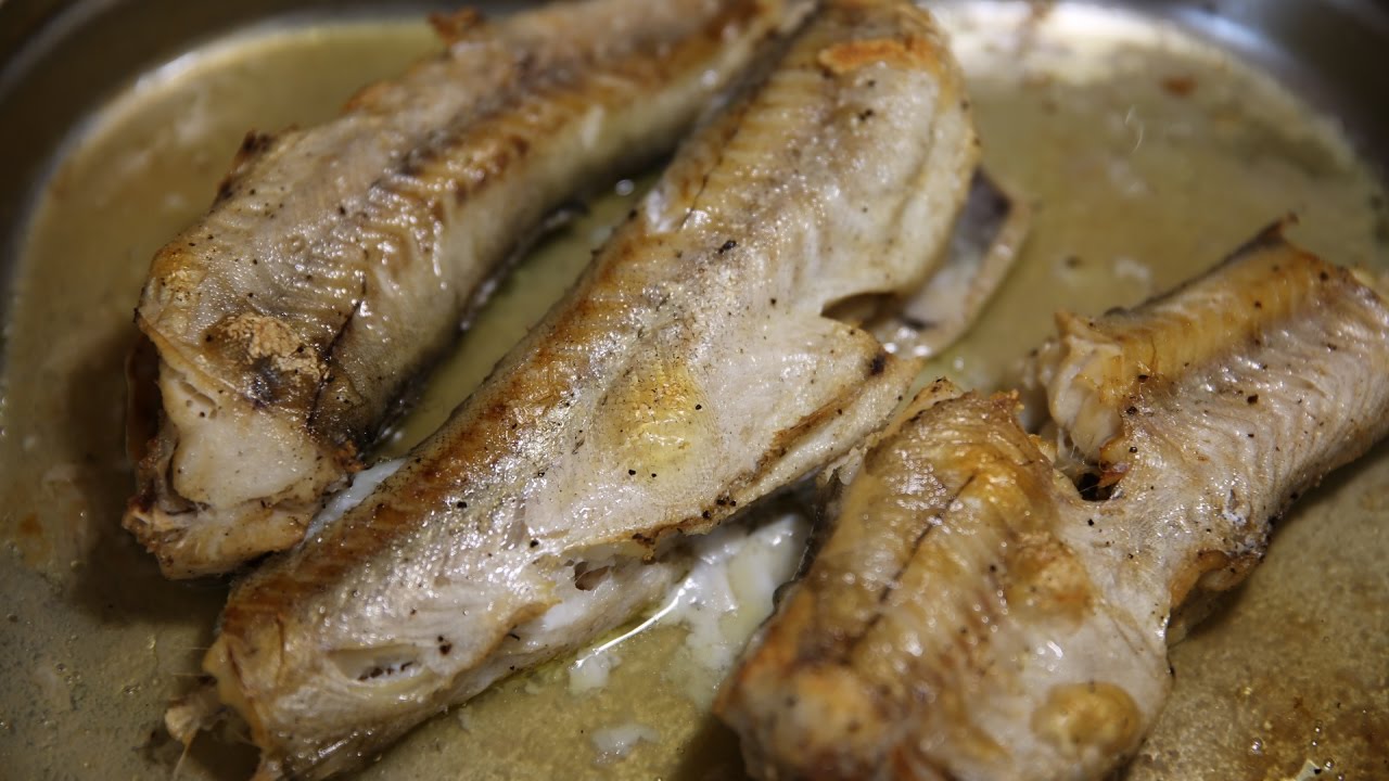 Рыба минтай сочная. Минтай в духовке самый вкусный. Минтай жареный в духовке. Минтай запеченный в духовке. Рыба минтай в духовке.