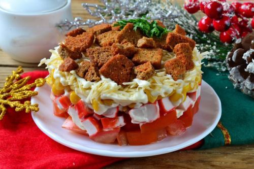 Слоеный салат с крабовыми палочками Слоеный салат с крабовыми палочками