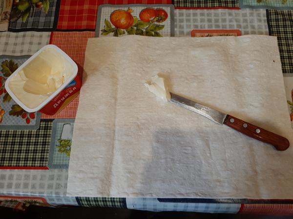 Начинаем тонким слоем размазывать сыр по лавашу