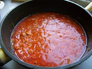 Томатный соус с тунцом для спагетти: фото к шагу 10.