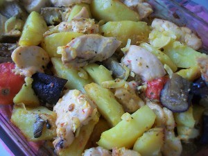 Картошка с курицей и овощами в духовке