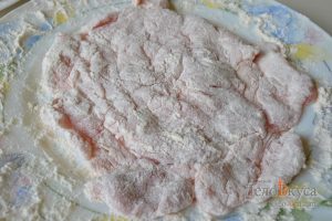 Отбивные из свинины: Обвалять мясо в муке