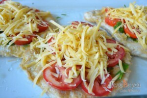 Отбивные в духовке с сыром и помидорами: фото к шагу 10.