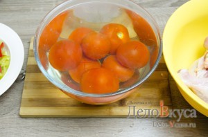 Чахохбили: Залить помидоры кипятком