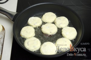Сырники из творога с изюмом: Кладем сырники на разогретую сковородку с маслом