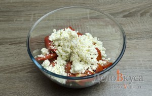 Салат с творогом и помидорами: Добавить творог и специи