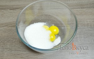 Сырники из творога с изюмом: Соединить яйца и сахар