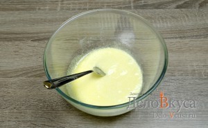 Сырники из творога с изюмом: Смешать яйца и сахар