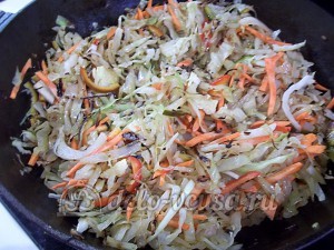 Тушеная капуста с копченым мясом: Обжарить капусту, морковь и перец