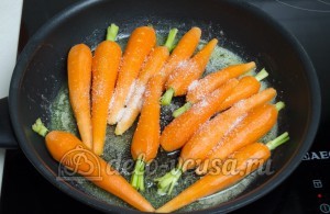 Глазированная морковь: Кладем морковь на сковородку