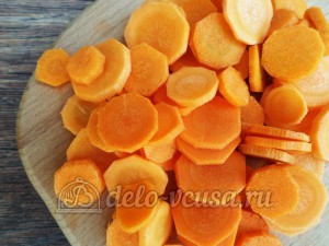 Овощная приправа: Морковь очистить и порезать кружочками