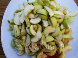 Варенье из яблок и слив в хлебопечке: Яблоки порезать дольками